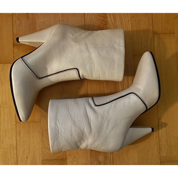 Stuart Weitzman Clinger Heel Sock Booties White Cream leather Point 8 WORN ONCE - Picture 1 of 4